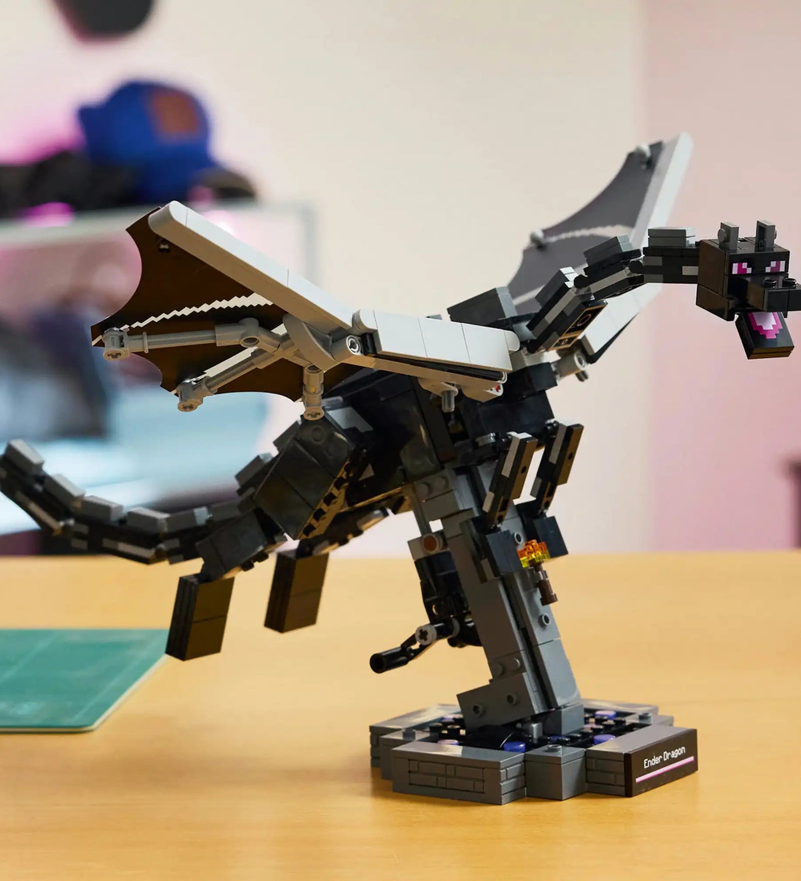 A LEGO Minecraft Végzetsárkány részletgazdag, megépített figurája egy asztalon kiállítva.