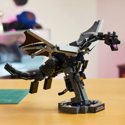 A LEGO Minecraft Végzetsárkány részletgazdag, megépített figurája egy asztalon kiállítva.