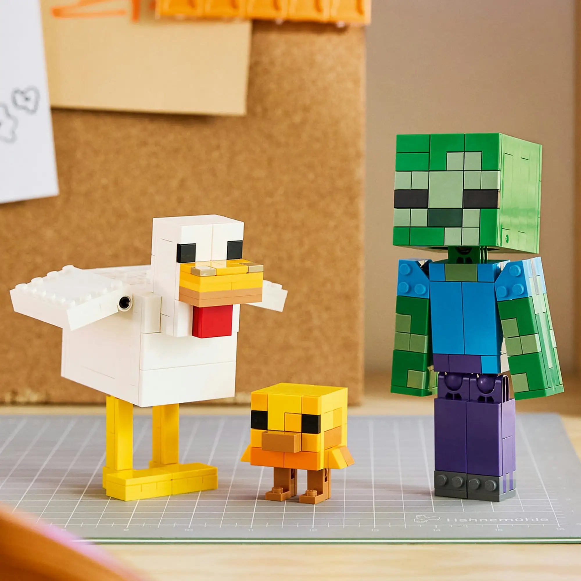 A LEGO Minecraft: Chicken Jockey 21582 megépített Zombi, Csirke és Csibe figurái egymás mellett.