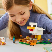 LEGO Minecraft: Csirkefarm 21585 játék közben, megépített csirkefarmmal és minifigurákkal