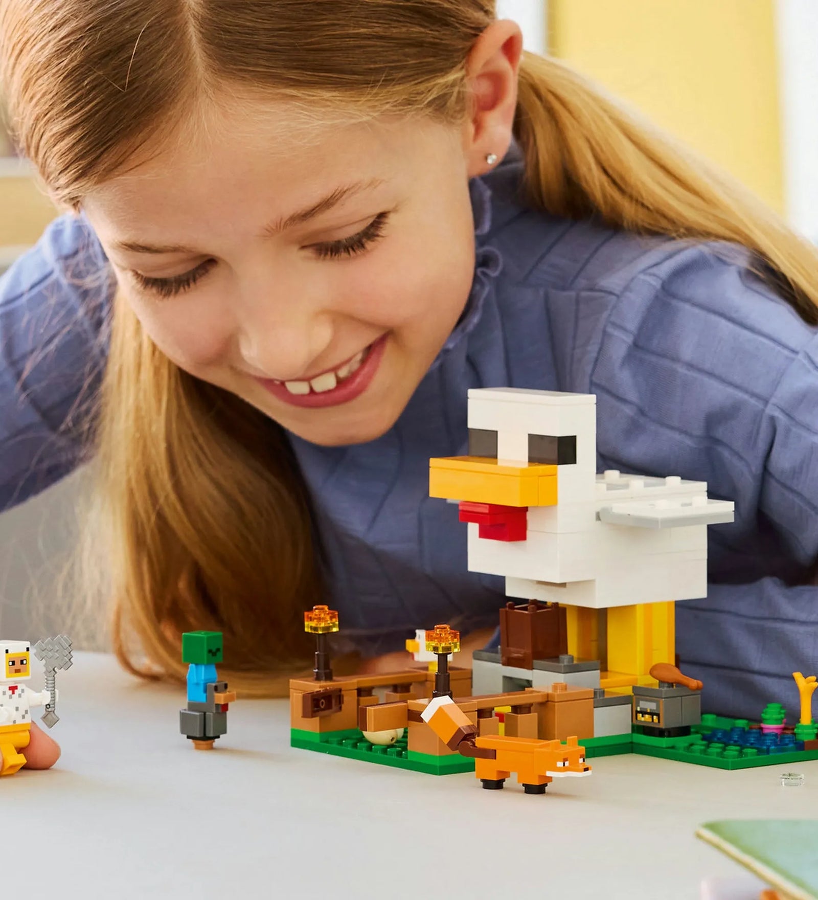 LEGO Minecraft: Csirkefarm 21585 játék közben, megépített csirkefarmmal és minifigurákkal