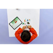 LEGO Minecraft Steve’s Taiga Adventure 21583 építés közben, gyermek LEGO kockákból állítja össze a tajga jelenetet digitális útmutatóval.