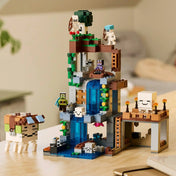 A LEGO Minecraft Szellemkikötő részletgazdag jelenete vízeséssel, barlanggal, létrával és magaslati kilátóval.