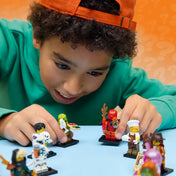 LEGO minifigurine: 29. sorozat 71052, 8 darabos – gyermek minifigurákkal játszik, több karakterrel az asztalon.