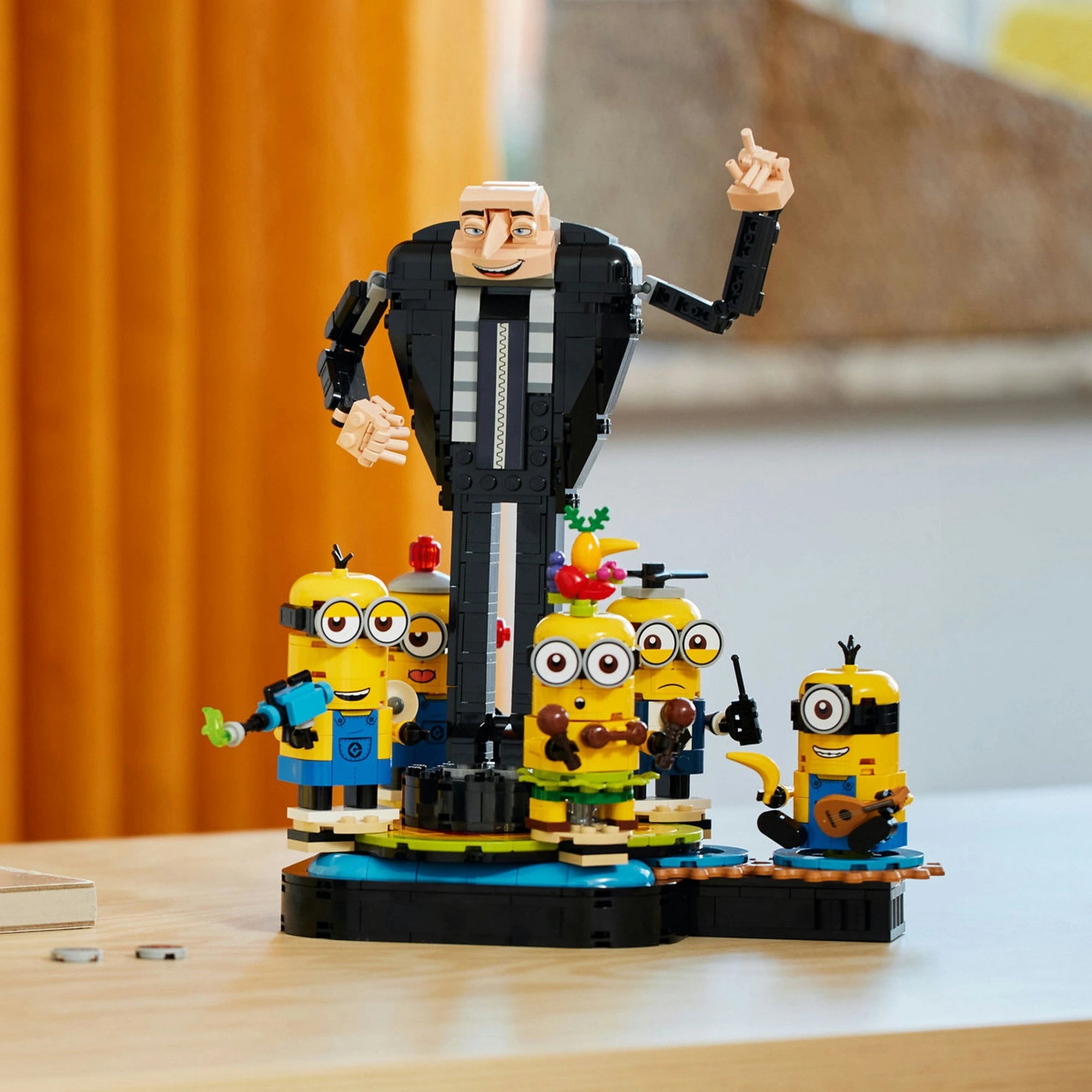 LEGO Kocka Gru és minyonok készlet – nagy Gru figura mozgatható karokkal, valamint Jerry, Dave, Mel, Kevin és Beedoo minyon építhető figurái.