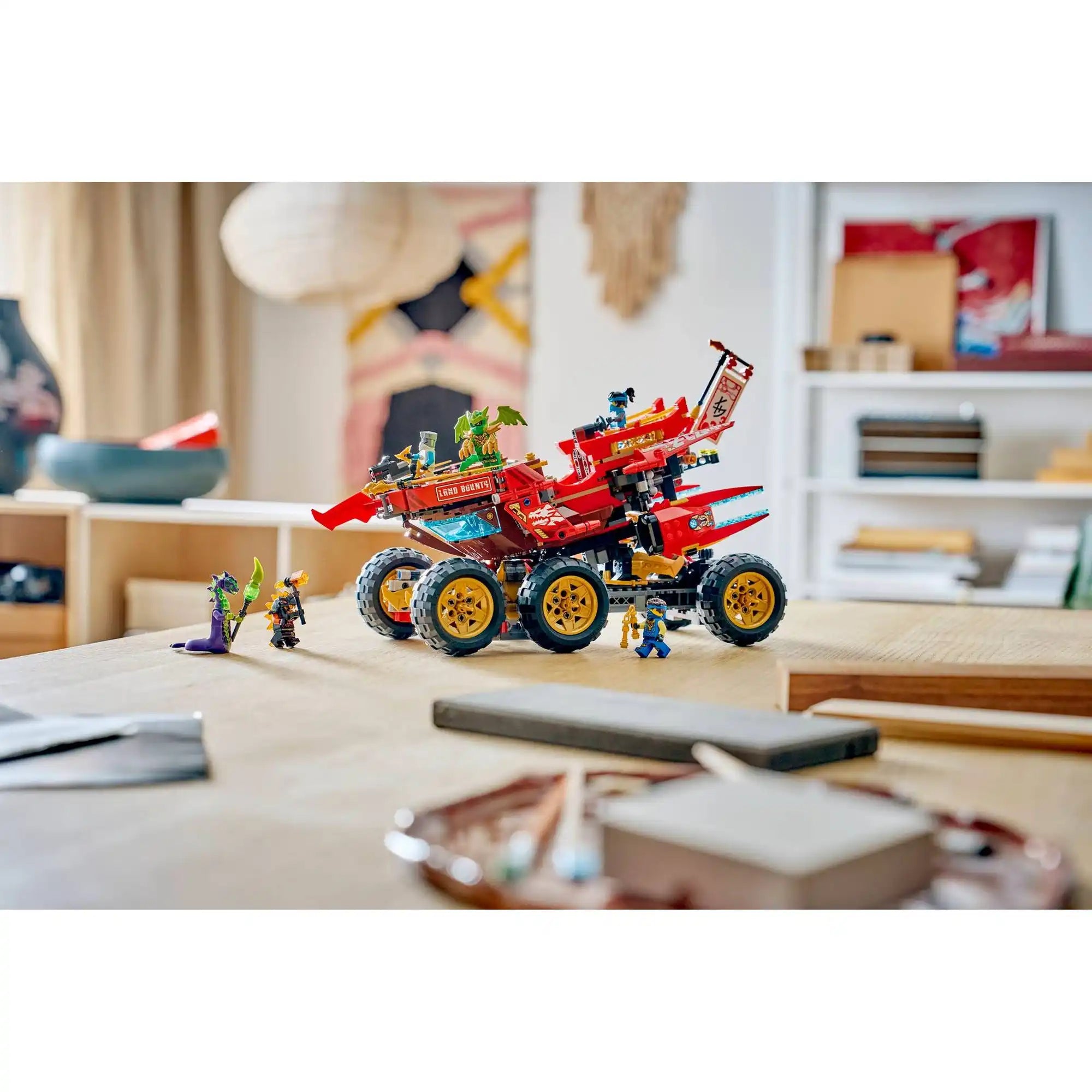 LEGO NINJAGO A föld adománya 71869 készlet összeépített járműve egy asztalon kiállítva minifigurákkal és ellenfelekkel.