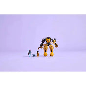 LEGO Ninjago: Arin Spinjitzu harci robotja (71839) megépített robot, Arin, árnyharcos és Bebe Riyu lila háttér előtt.