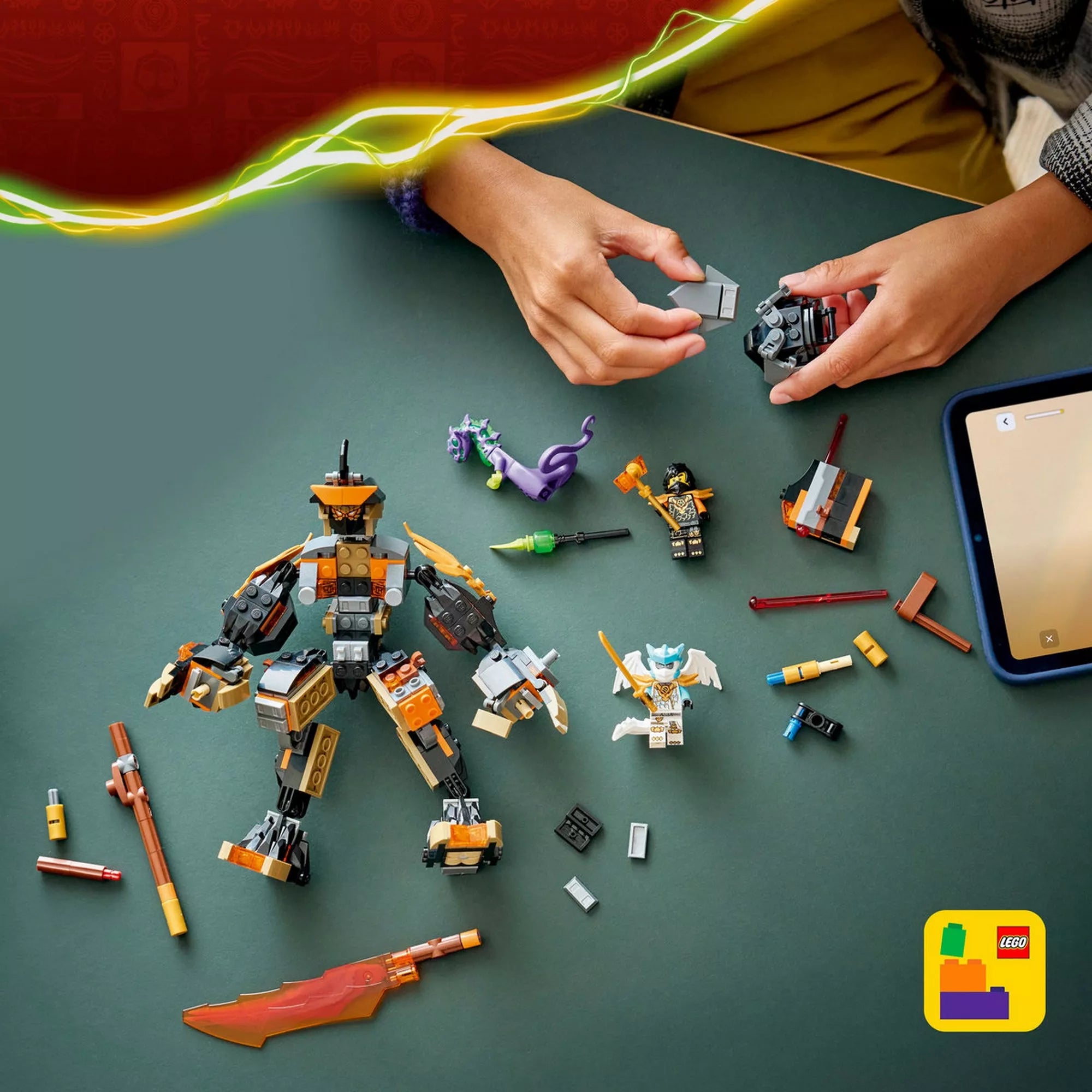 A LEGO Builder alkalmazás használata a Cole’s Mission Mech építése során, szétszórt alkatrészekkel az asztalon.