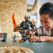 Gyermek játék közben a LEGO NINJAGO Cole’s Mission Mech modellel és a hozzá tartozó minifigurákkal.