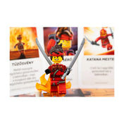 Kai LEGO NINJAGO minifigura két katanával és képességkártyákkal.
