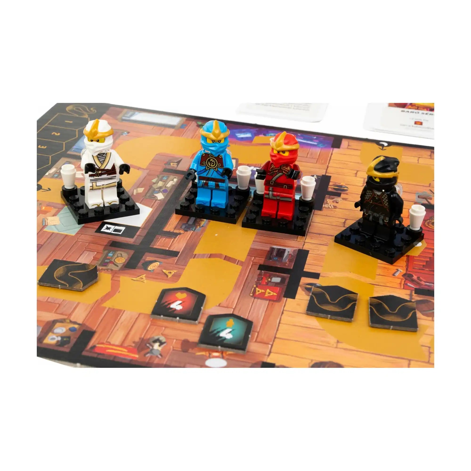 Kai, Nya, Cole és Zane LEGO NINJAGO minifigurák a játéktáblán.