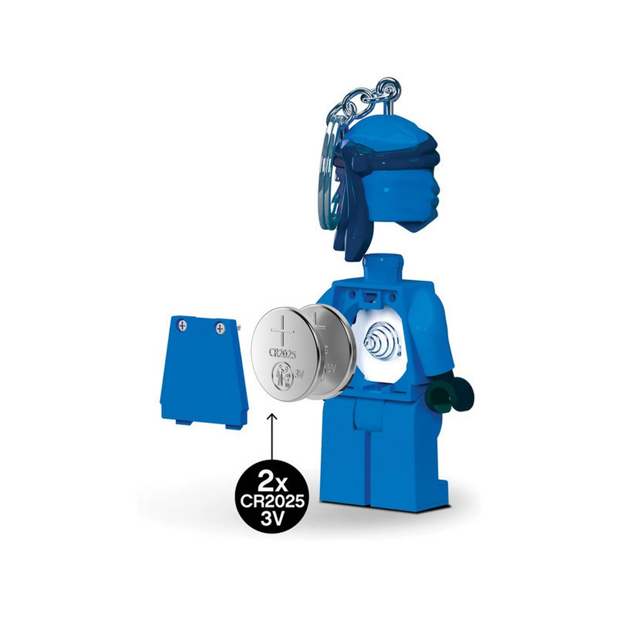 A LEGO NINJAGO Jay LED kulcstartó hátulról, a kinyitott elemrekesszel és két CR2025 elemmel, amelyek a világításhoz szükségesek.