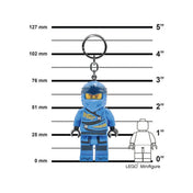 A LEGO NINJAGO Jay LED kulcstartó méretarányos ábrán, vonalzó mellett, a minifigura méretének bemutatásával.