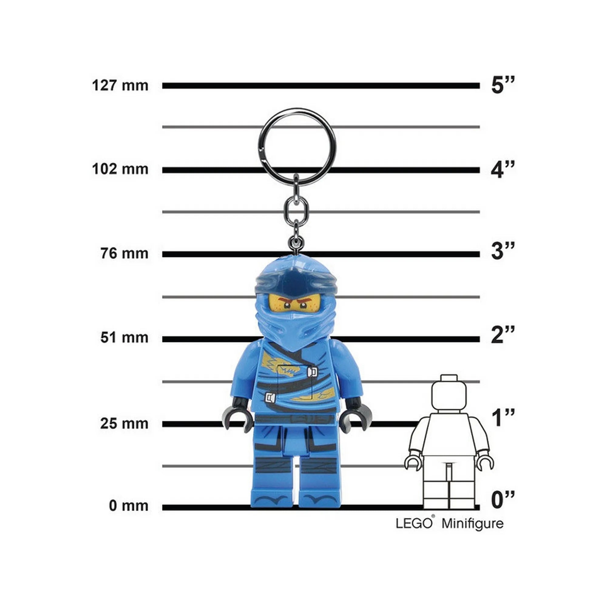 A LEGO NINJAGO Jay LED kulcstartó méretarányos ábrán, vonalzó mellett, a minifigura méretének bemutatásával.