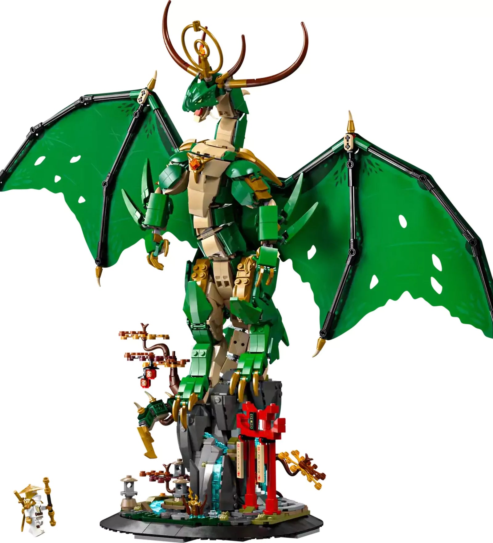 A LEGO NINJAGO Az Őrsárkány (71847) készlet fő modellje, a nagyméretű, álló zöld sárkány arany díszekkel, kiterjesztett szárnyakkal és sziklás talapzattal, piros torii kapuval.