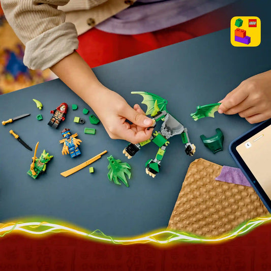 Gyermek építi a LEGO NINJAGO Lloyd sárkánypáncélja 71862 készletet, miközben a robot alkatrészeit és minifiguráit rendezi az asztalon.