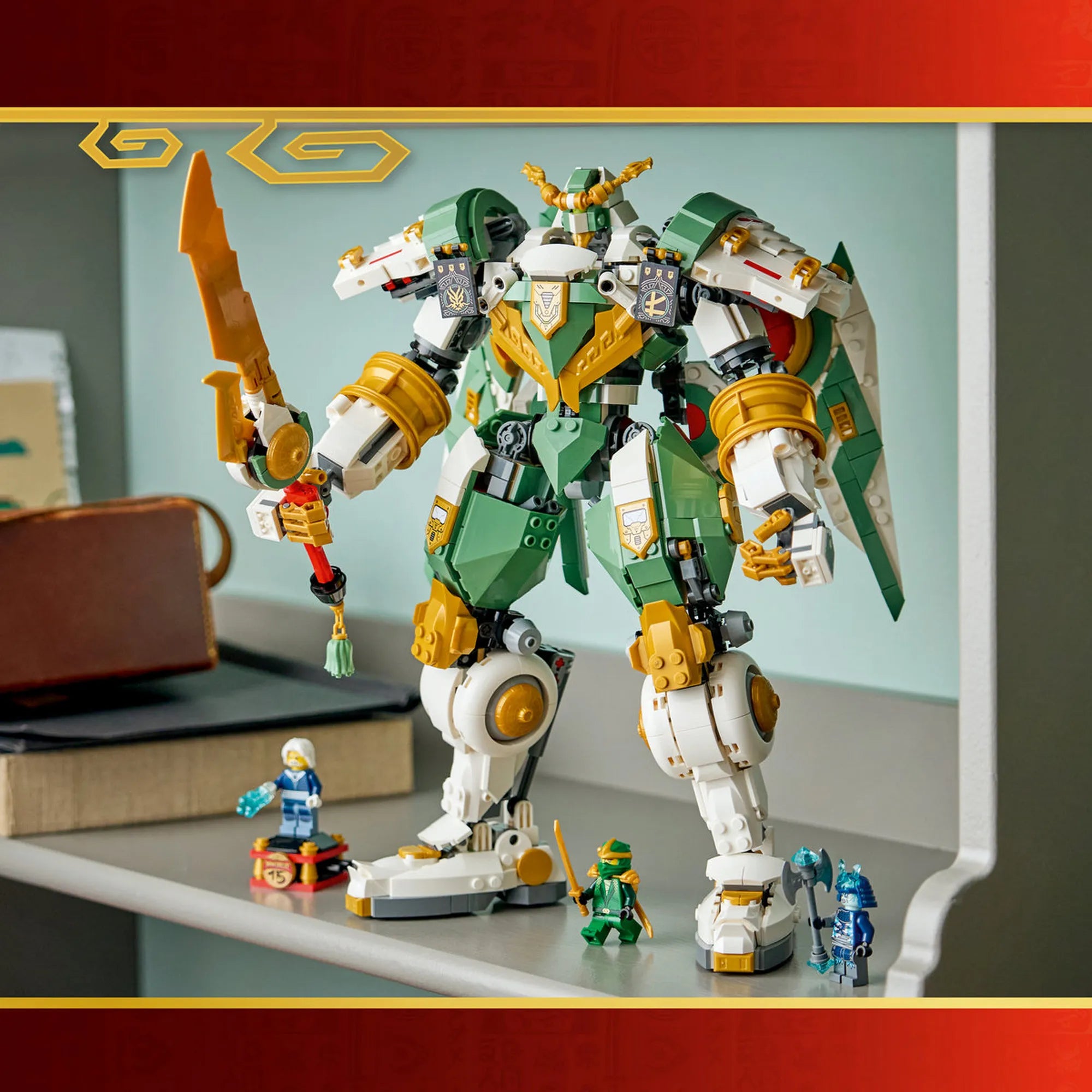 LEGO Ninjago: Lloyd titánpáncélja a 15. évfordulóra 71860, 1293 darabos – a részletgazdag titán mech modell polcon kiállítva Lloyd és további Ninjago minifigurákkal.