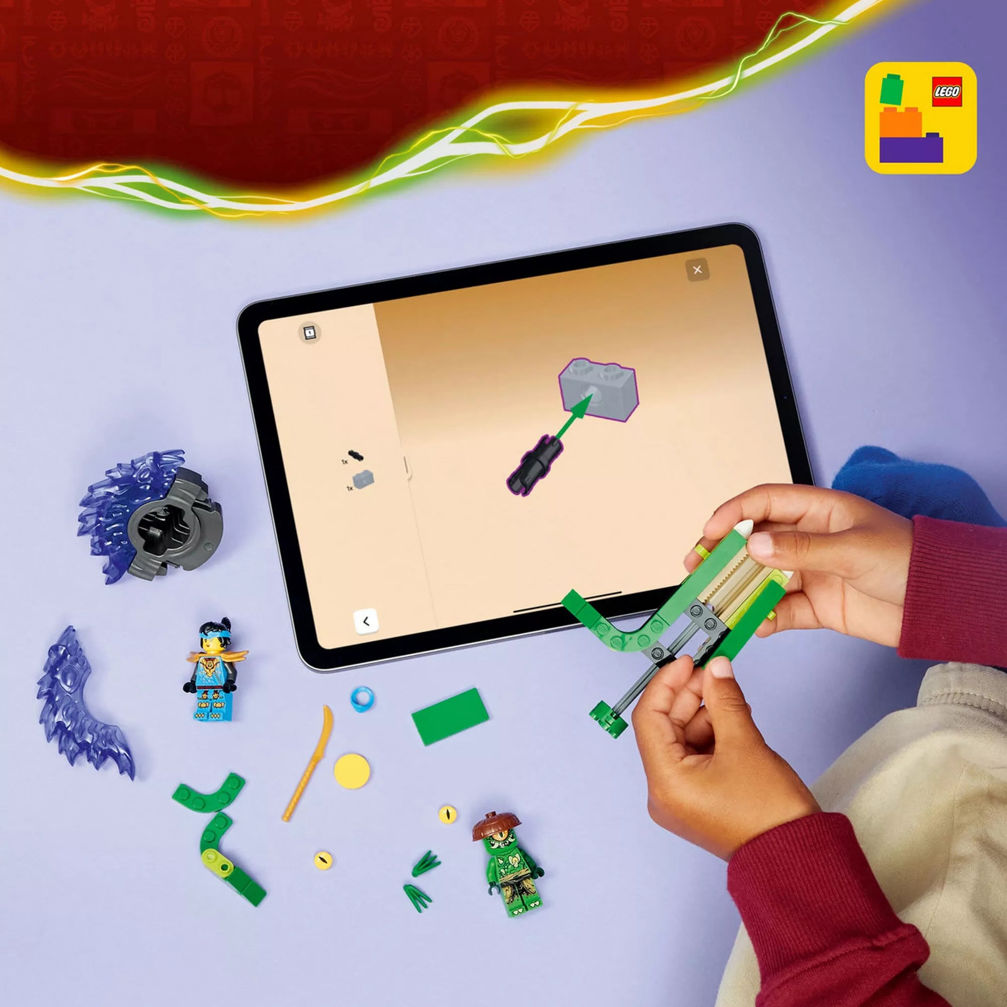 LEGO NINJAGO 71849 építés közben, LEGO Builder alkalmazással, alkatrészekkel és digitális útmutatóval.