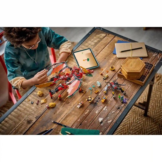 Gyermek építi és rendezi a LEGO NINJAGO Wyldfyre átalakuló sárkányrobotja 71868 készlet elemeit egy faasztalon, a háttérben LEGO Builder alkalmazással.