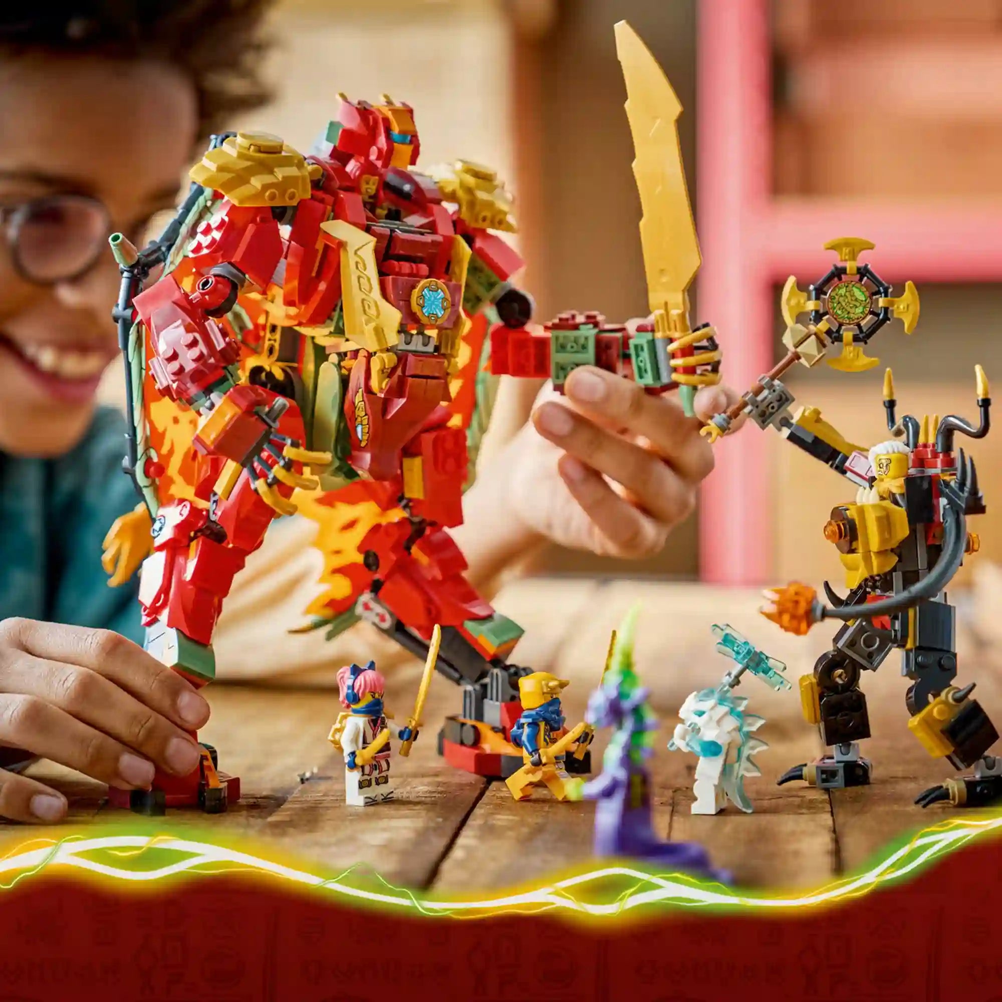 LEGO NINJAGO 71868 készlet átalakított robotfigurája hatalmas arany karddal harcol Beatrix császárnő robotja ellen.