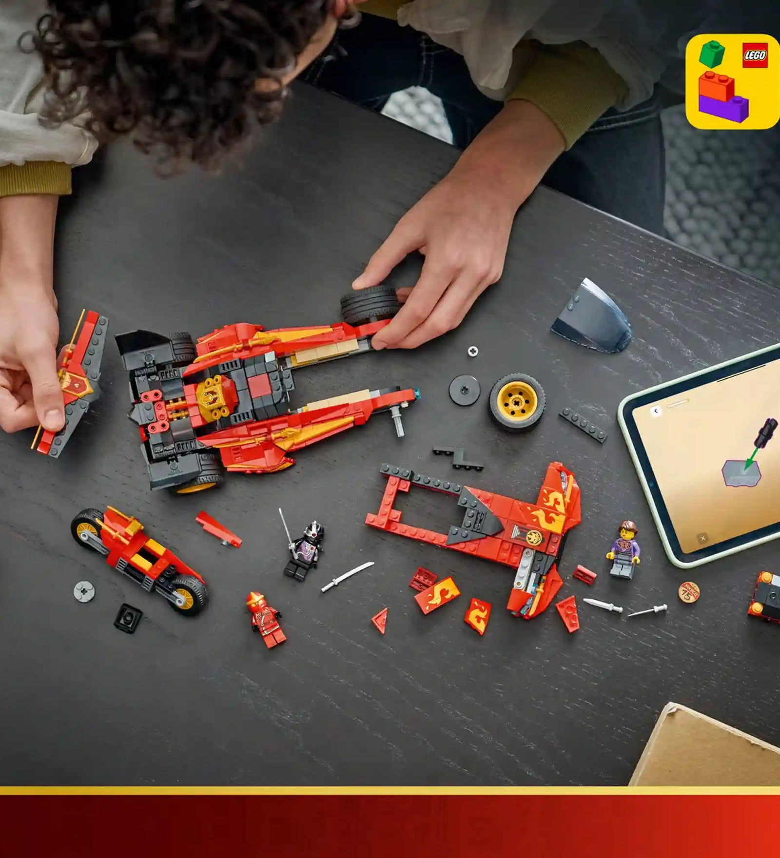 LEGO NINJAGO X-1 Nindzsa csatagép 71867 építés közben, szétszerelt elemekkel, minifigurákkal és LEGO Builder alkalmazással.