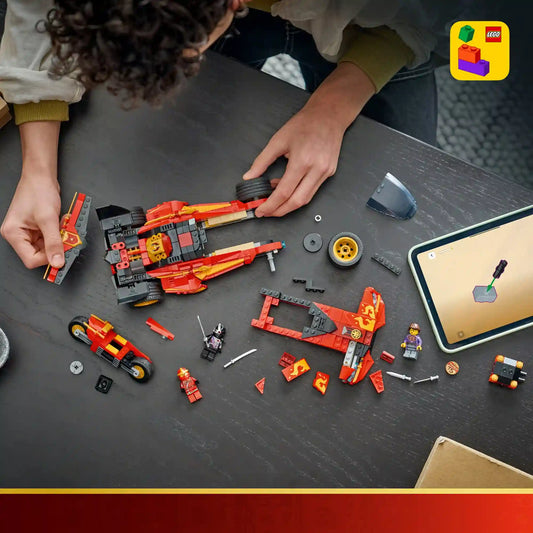 LEGO NINJAGO X-1 Nindzsa csatagép 71867 építés közben, szétszerelt elemekkel, minifigurákkal és LEGO Builder alkalmazással.