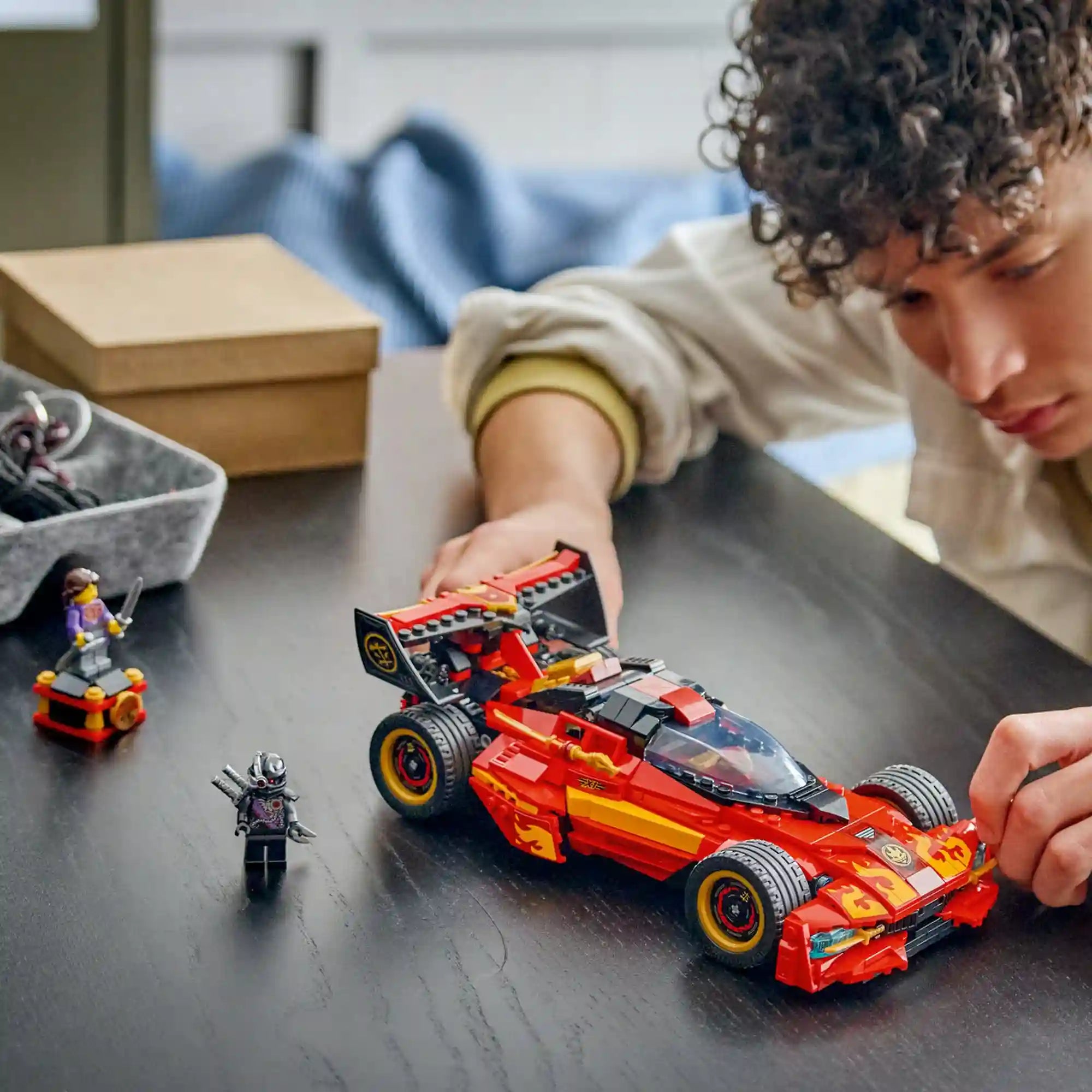LEGO NINJAGO 71867 készlet minifigurái kardpárbaj közben: Kai, Cryptor tábornok és az Árnyékmester harci jelenetben.