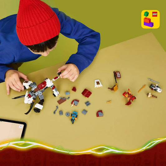 Gyermek a LEGO Builder alkalmazás segítségével építi a LEGO NINJAGO 71863 Grimtak sárkányszörny készletet, az elemek és figurák az asztalon láthatók.