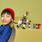 LEGO NINJAGO Grimtak sárkányszörny figura Nyával és Kai minifigurákkal kiállítva, a készlet részletes páncélzata és zászlója jól látható.