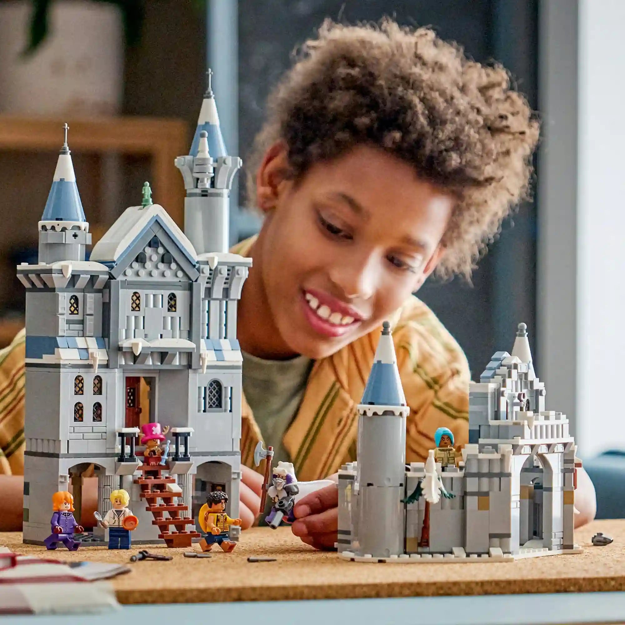 A LEGO ONE PIECE: Csata a Drum kastélynál 75645 kastélya játék közben, ahol egy gyermek újrajátssza a Netflix One Piece sorozat jeleneteit.