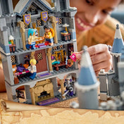 A LEGO ONE PIECE: Csata a Drum kastélynál 75645 kastély belső tere játék közben, ahol a minifigurák a különböző szobákban kalandoznak.