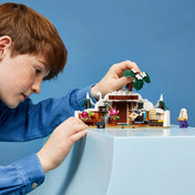 Gyermek fedezi fel a LEGO One Piece: Dr. Hiriluk rejtekhelye 75641 interaktív funkcióit és részleteit.