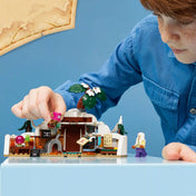 Gyermek játszik a LEGO One Piece: Dr. Hiriluk rejtekhelye 75641 készlettel, amely kinyitható barlangot és részletgazdag belső teret rejt.
