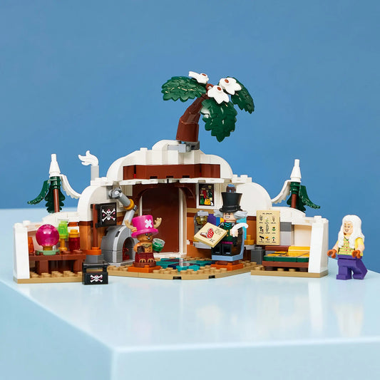 A LEGO One Piece: Dr. Hiriluk rejtekhelye 75641 kinyitott barlangbelsője Tony Tony Chopper, Dr. Hiriluk és Dr. Kureha minifiguráival.