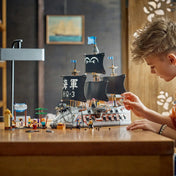A LEGO ONE PIECE: Garp tengeri csatahajója 75646 készlet hátoldala, amely bemutatja a hajó belső tereit, játéklehetőségeit és a különböző jeleneteket.