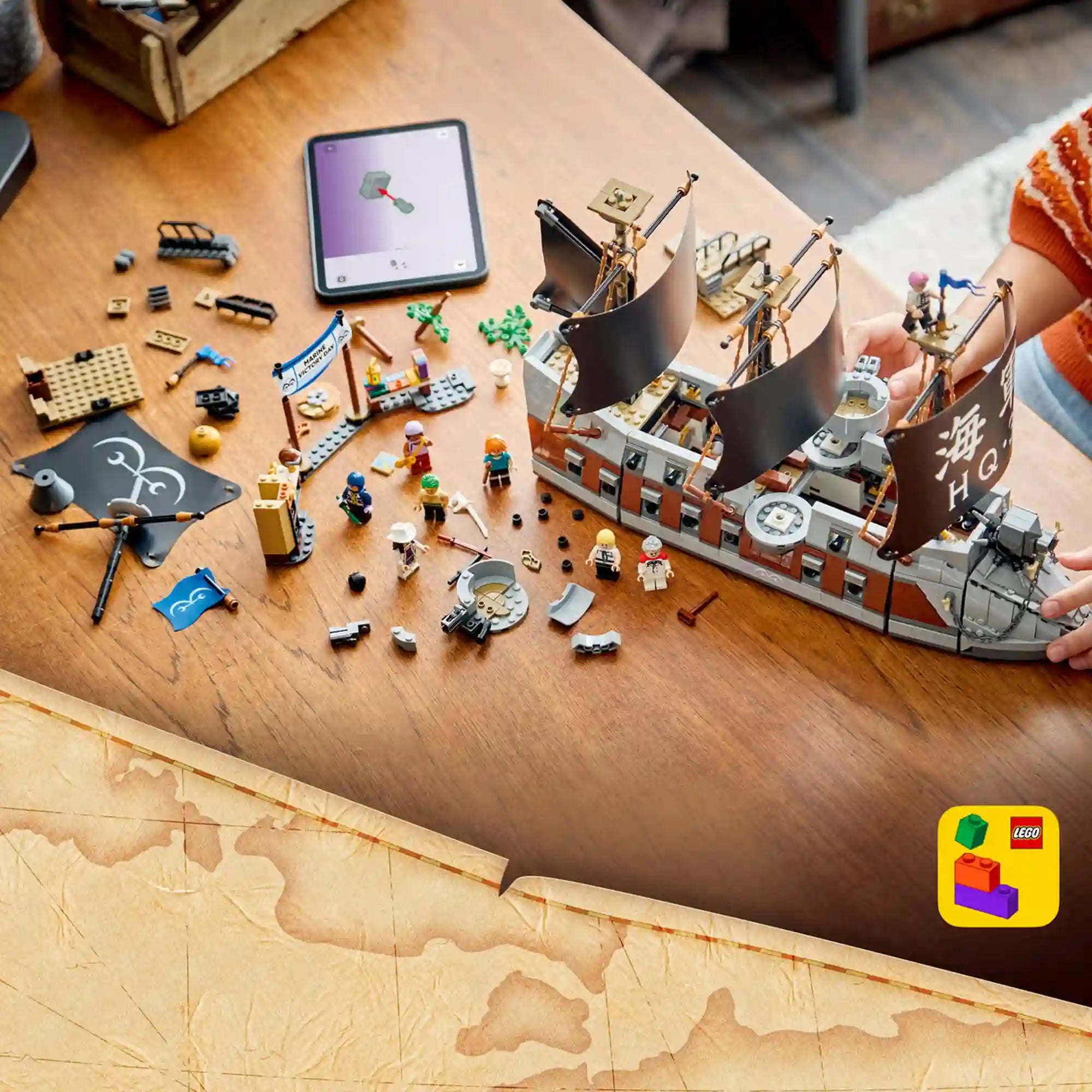 A LEGO ONE PIECE: Garp tengeri csatahajója 75646 építése közben látható a hajó szétszedhető szerkezete, a minifigurák és a LEGO Builder alkalmazás használata.