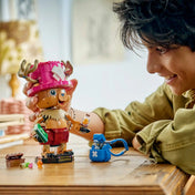 Gyermek játszik a LEGO ONE PIECE Tony Tony Chopper 75643 mozgatható figurájával és kiegészítőivel.
