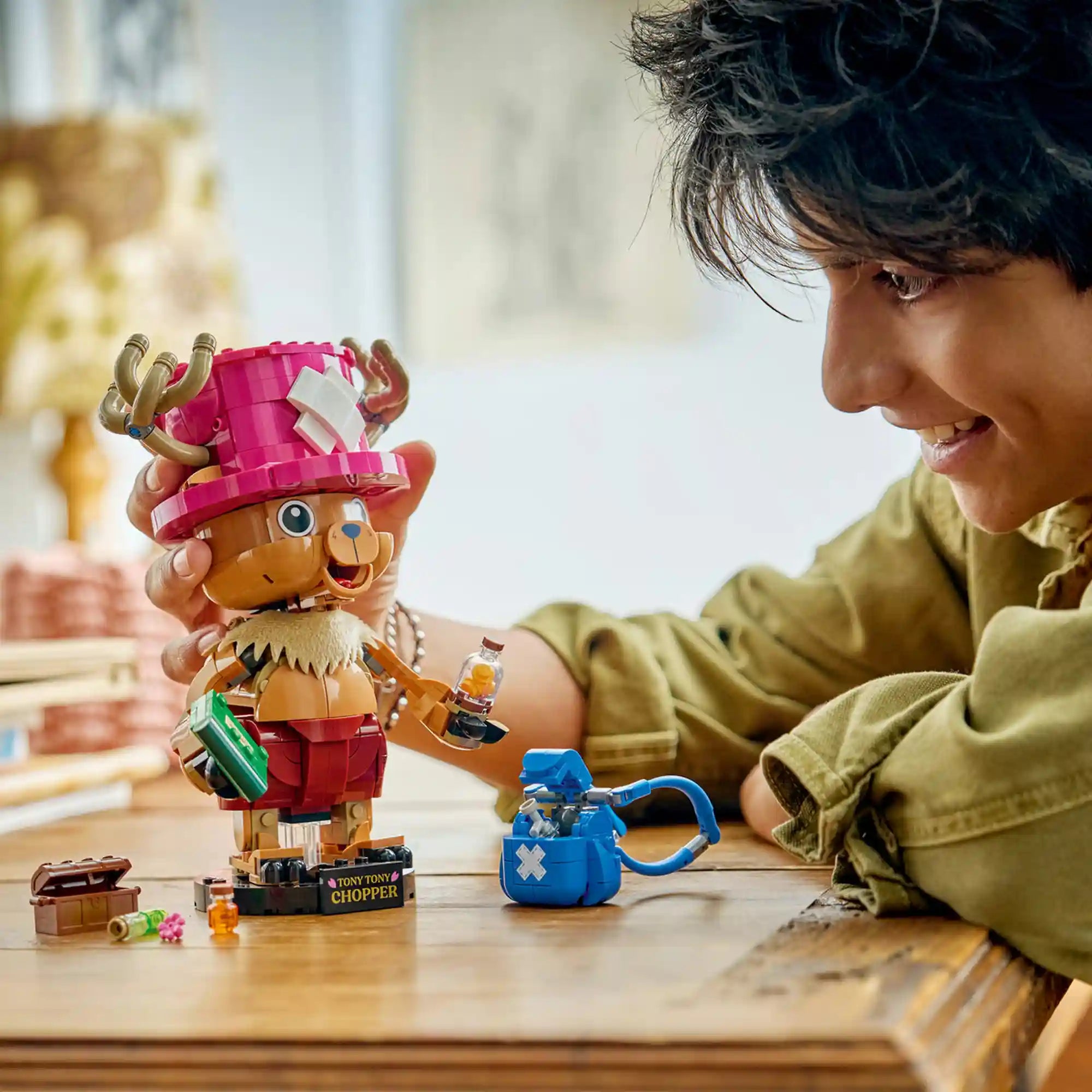 Gyermek játszik a LEGO ONE PIECE Tony Tony Chopper 75643 mozgatható figurájával és kiegészítőivel.