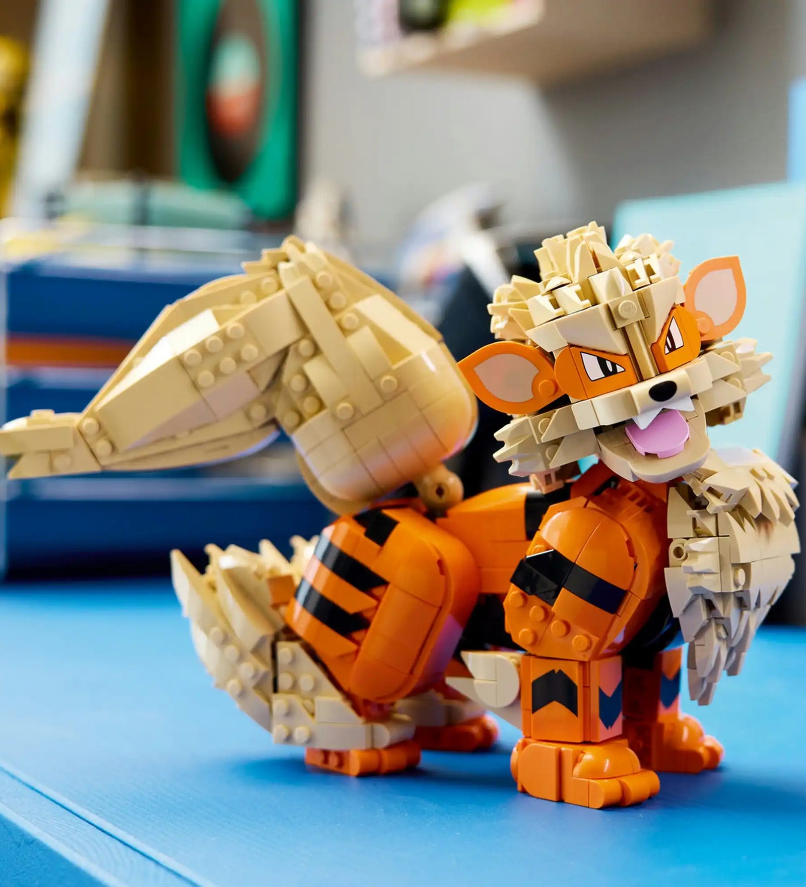 A LEGO Pokémon: Arcanine 72160 megépített Arcanine figurája mozgatható fejjel, lábakkal és bozontos farokkal.