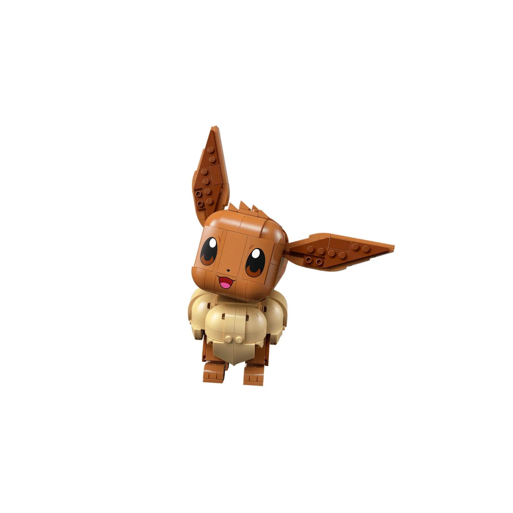 LEGO Pokémon Eevee elölnézet, aranyos arc, nagy fülek és részletes mellrész, tiszta fehér háttérrel