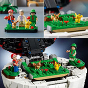 LEGO Pokémon: Ikonikus Trénerpillanatok Pokélabda 72154 részletképei, három trénerrel, Pikachuval, Eevee-vel és a zöld belső játéktérrel.