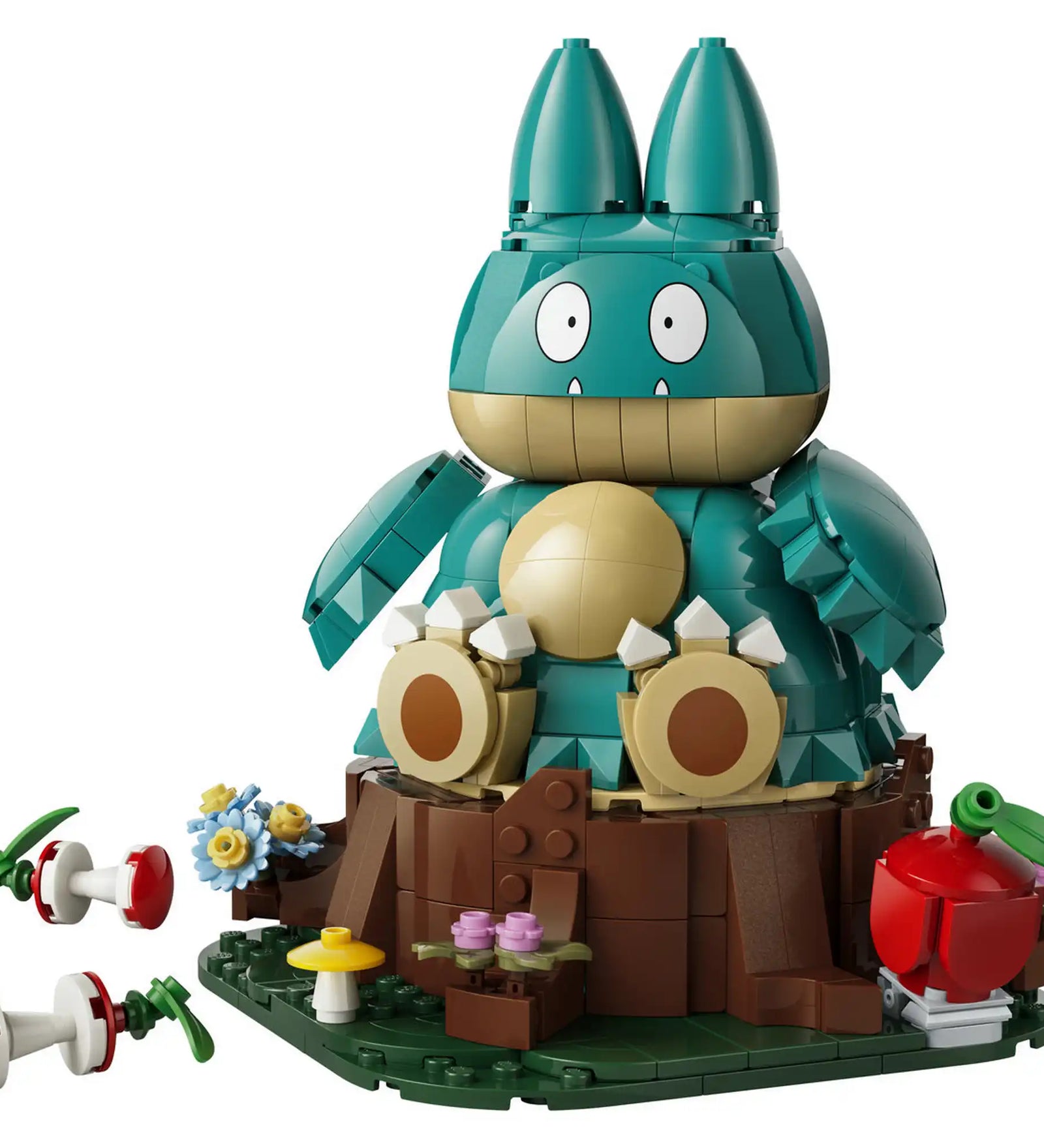 A megépített LEGO Pokémon Munchlax figura fatörzsön ül, almával, virágokkal és gombákkal díszített talapzaton.