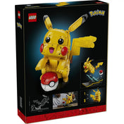 LEGO Pokémon: Pikachu és pokélabda 72152, 2050 darabos hátoldali dobozkép, amely bemutatja a Pikachu modell részleteit, építési funkcióit és különböző nézeteit.