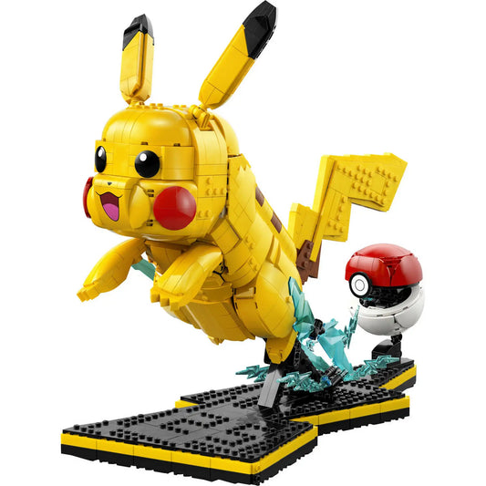 LEGO Pokémon: Pikachu és pokélabda 72152, 2050 darabos megépített modell fehér háttéren, Pikachu figurával és Poké labdával, részletgazdag kialakítással.