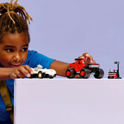 Gyermek játék közben a LEGO Sonic the Hedgehog: Silver autója Knuckles monster truckja ellen, 77118, 378 darabos készlet járműveivel.