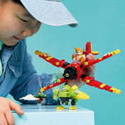 Gyermek a LEGO Sonic Tornado-1 repülővel és Tails figurával játszik.