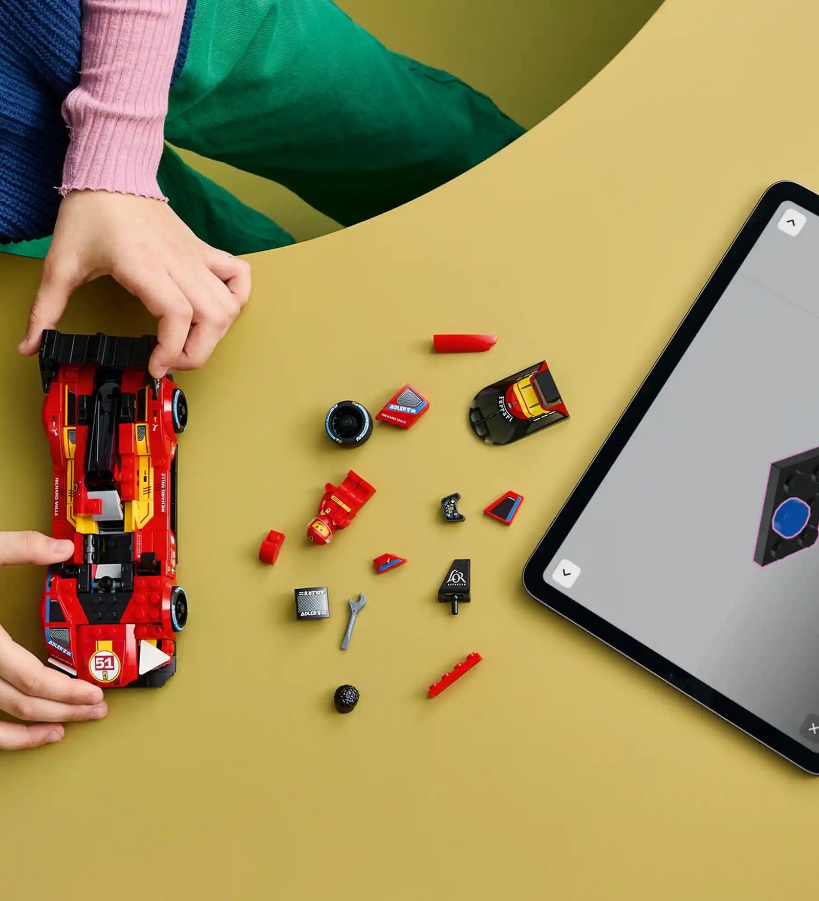 LEGO Ferrari 499P építési folyamat közben szétszerelhető elemekkel és LEGO Builder alkalmazással.