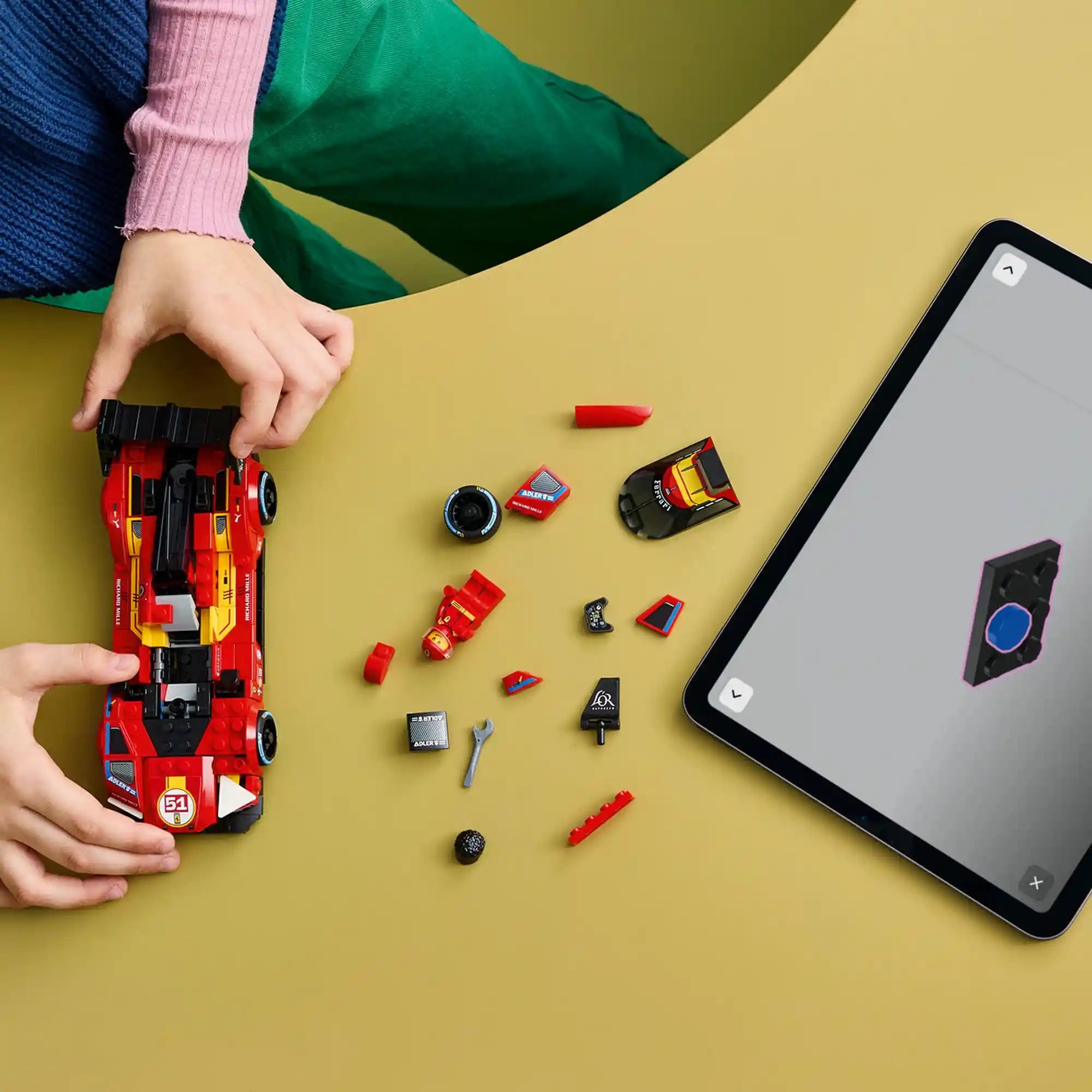 LEGO Ferrari 499P építési folyamat közben szétszerelhető elemekkel és LEGO Builder alkalmazással.
