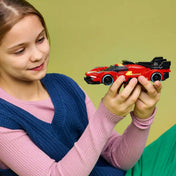 Gyermek a kezében tartja a LEGO Speed Champions Ferrari 499P versenyautó modelljét játék közben.