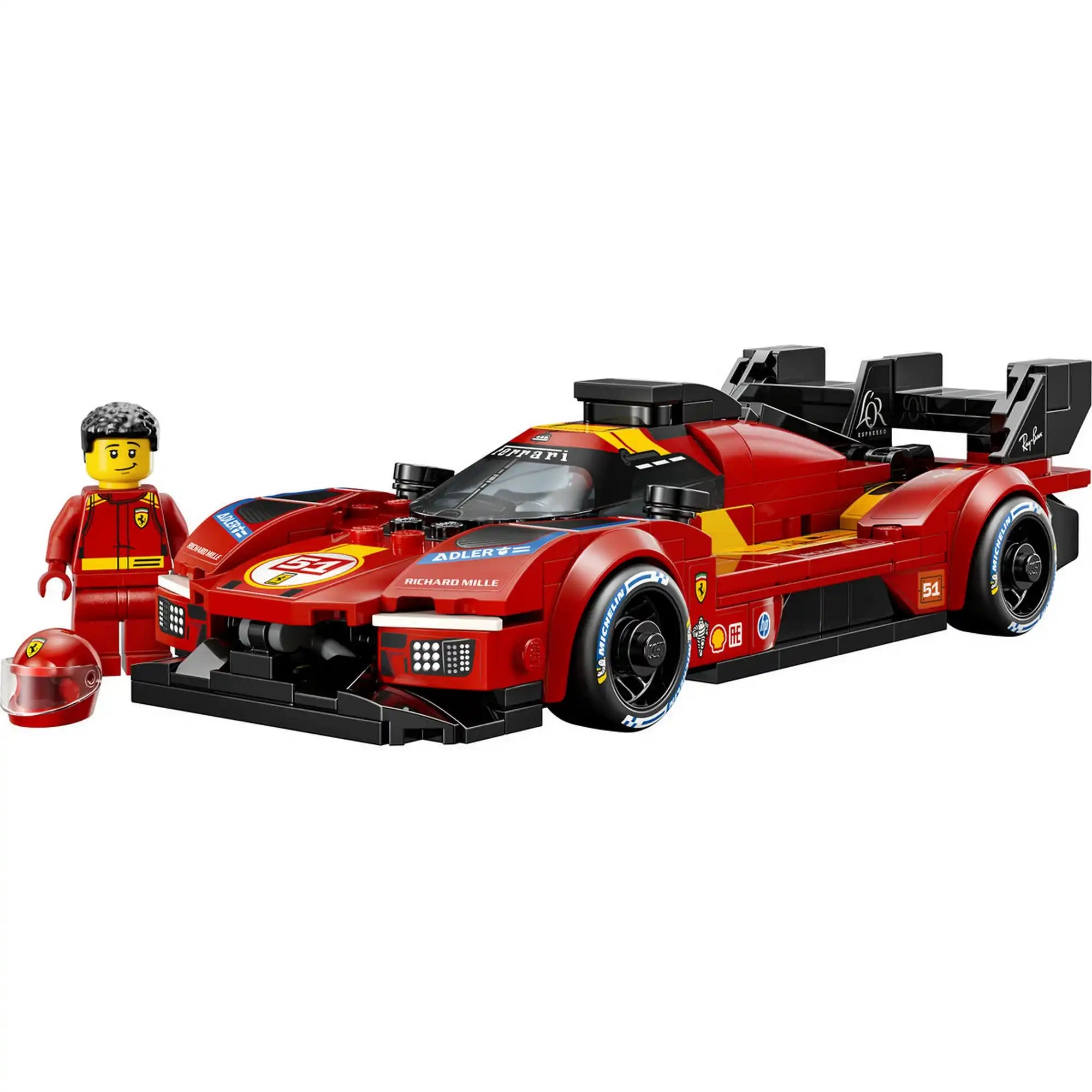 LEGO Ferrari 499P versenyautó modell Ferrari pilóta minifigurával és levehető sisakkal fehér háttér előtt.